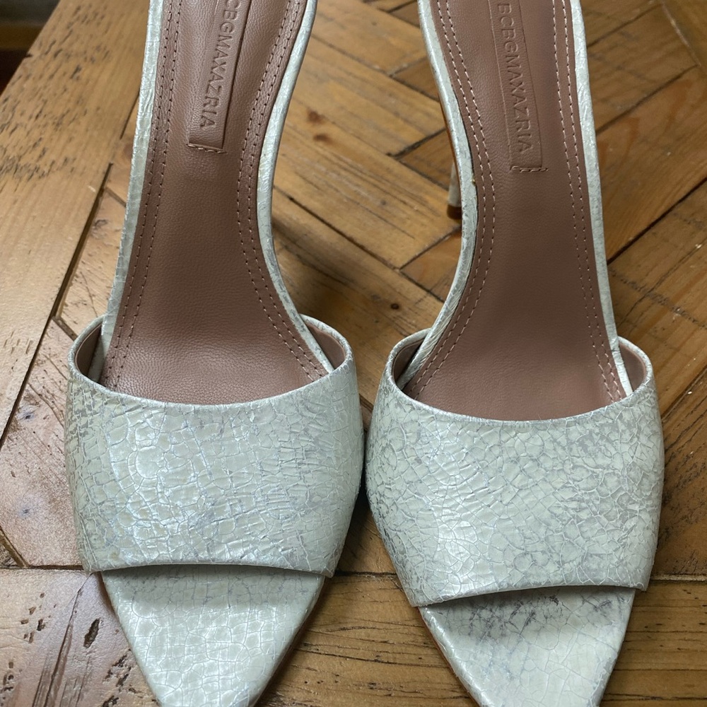 BCBGMaxAzria Cream Heels Elegant Peep-Toe